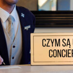 Concierge, inaczej konsjerż, to zawód z długą historią i tradycją. Jednak czym taka osoba się właściwie zajmuje? Przeczytaj o konsjerżach kiedyś i dziś.