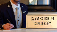 Concierge, inaczej konsjerż, to zawód z długą historią i tradycją. Jednak czym taka osoba się właściwie zajmuje? Przeczytaj o konsjerżach kiedyś i dziś.