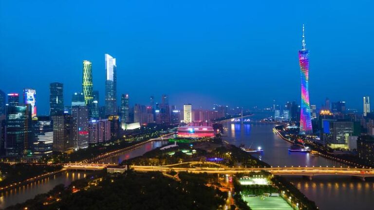 Guangzhou to kolejne wielomilionowe chińskie miasto, skrywające wiele ciekawych miejsc, mającym za sobą wiele lat historii, a co najważniejsze bardzo bogate kulturowo. W dzisiejszym artykule opowiem co nieco o Guangzhou, czyli tzw. Kantonie. Myślę, że ta chińska metropolia położona nad rzeką Perłową zasługuje, by opowiedzieć o niej parę słów, dlatego zapraszam serdecznie do lektury.